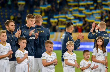 Dnipro, Ukrayna - 10 Eylül 2019: Ukrayna milli takımı Ukrayna milli takımı ile Ukrayna milli takımı arasındaki dostluk maçında Ukrayna milli takımına teşekkür ediyor