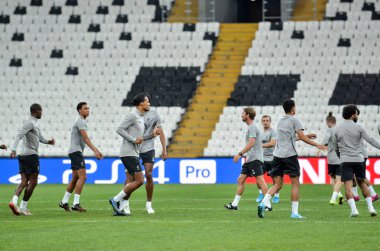 İstanbul, Türkiye - 14 Ağustos 2019: Liverpool futbolcuları Uefa Süper Kupası Finalleri öncesinde Vodafone Arena, Türkiye 'deki Vodafone Park' ta Liverpool ve Chelsea arasında oynanan karşılaşma öncesi antrenman oturumu