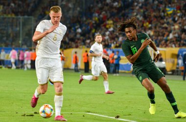 Dnipro, Ukrayna - 10 Eylül 2019: Ukrayna milli takımı Ukrayna ile Ukrayna milli takımı arasındaki dostluk maçı sırasında Alex Iwobi