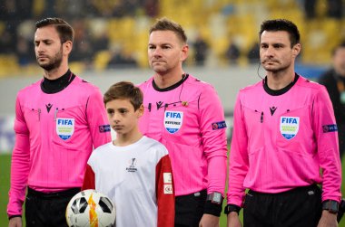 Lviv, Ukrayna - 28 Kasım 2019: Alexandria (Ukrayna) ile Wolfsburg (Almanya) arasındaki Uefa Avrupa Ligi karşılaşmasında hakem Manuel Schuttengruber oyuncu