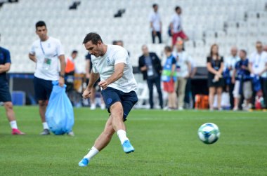İstanbul, Türkiye - 14 Ağustos 2019: Teknik direktör Frank Lampard, Liverpool ile Chelsea arasında Vodafone Park, Türkiye 'de oynanan Uefa Süper Kupası Finalleri öncesinde topa vurdu
