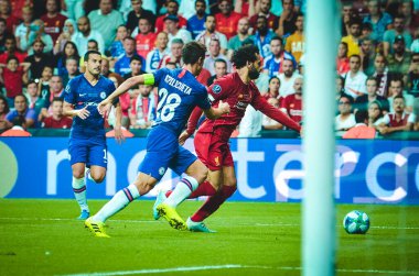 İstanbul, Türkiye - 14 Ağustos 2019: Türkiye 'nin Vodafone Arena kentindeki Vodafone Park' ta Liverpool ile Chelsea arasında oynanan Uefa Süper Kupası Finalleri sırasında Cesar Azpilicueta ve Mohamed Salah