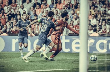 İstanbul, Türkiye - 14 Ağustos 2019: Türkiye 'nin Vodafone Arena kentindeki Vodafone Park' ta Liverpool ile Chelsea arasında oynanan Uefa Süper Kupası Finalleri sırasında Cesar Azpilicueta ve Mohamed Salah