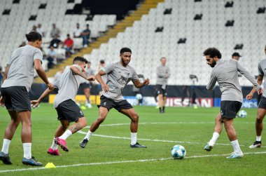 İstanbul, Türkiye - 14 Ağustos 2019: Liverpool futbolcuları Uefa Süper Kupası Finalleri öncesinde Vodafone Arena, Türkiye 'deki Vodafone Park' ta Liverpool ve Chelsea arasında oynanan karşılaşma öncesi antrenman oturumu