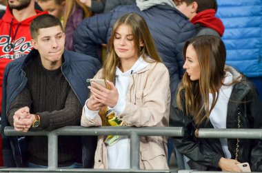 Kyiv, Ukrayna - 14 Ekim 2019: Ukraynalı taraftarlar, Uefa Euro 2020 ön eleme karşılaşmasında milli takım Ukrayna 'nın Portekiz, Ukrayna' ya karşı oynadığı maçı destekliyor