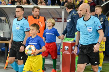 Kyiv, Ukrayna - 14 Ekim 2019: Uefa Euro 2020 ön eleme karşılaşmasında Ukrayna milli takımı Ukrayna milli takımı Ukrayna ile oynanan maçta Yargıç Anthony Taylor