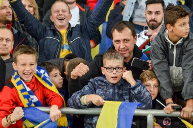 Kyiv, Ukrayna - 14 Ekim 2019: Ukraynalı taraftarlar Uefa Euro 2020 ön eleme karşılaşmasında Ukrayna ile Portekiz, Ukrayna arasında oynanan karşılaşmada stadyumda takımı destekliyorlar