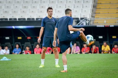 İstanbul, Türkiye - 14 Ağustos 2019: Türkiye 'nin Vodafone Park kentinde oynanan Uefa Süper Kupası Finalleri öncesinde Cesar Azpilicueta Mateo Kovaciç