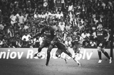İstanbul, Türkiye - 14 Ağustos 2019: Vodafone Arena, Türkiye 'deki Vodafone Park' ta Liverpool ile Chelsea arasında oynanan Uefa Süper Kupası Finalleri sırasında Virgil van Dijk ve Pedro