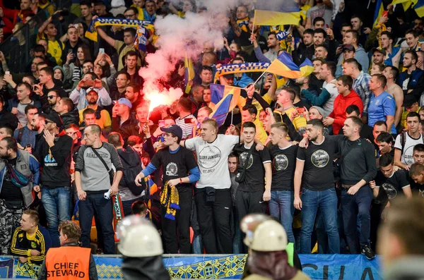 Kijów Ukraina Października 2019 Kibice Ukraińskiej Drużyny Świętują Zwycięstwo Wspierają — Zdjęcie stockowe