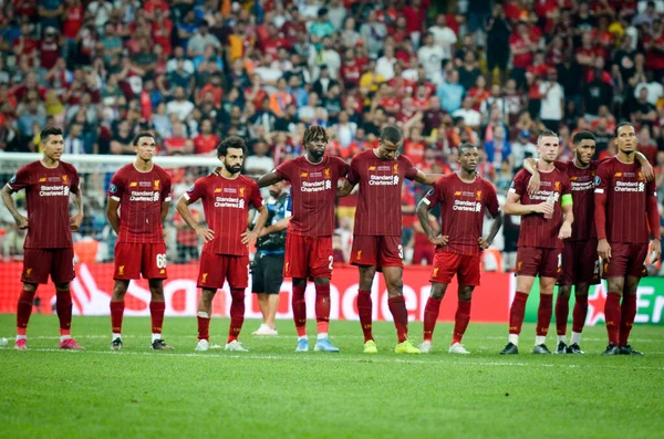 Istambul Turquia Agosto 2019 Jogadores Liverpool Chelsea Aguardam Pênalti Durante — Fotografia de Stock