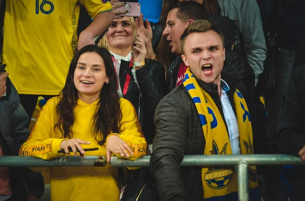 乌克兰基辅 2019年10月14日 在乌克兰对阵葡萄牙和乌克兰的2020年欧洲杯资格赛期间 乌克兰球迷在体育场支持球队 — 图库照片