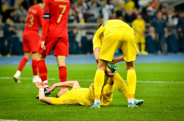 우크라이나 키예프 2019 우크라이나 포르투갈 Uefa 2020 경기에서 부상당한 선수가 — 스톡 사진