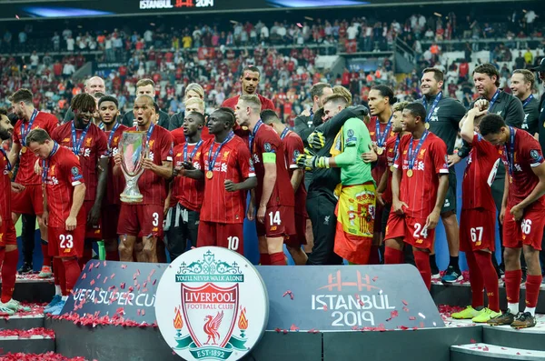 Istambul Turquia Agosto 2019 Futebolistas Liverpool Celebram Vitória Cerimónia Entrega — Fotografia de Stock