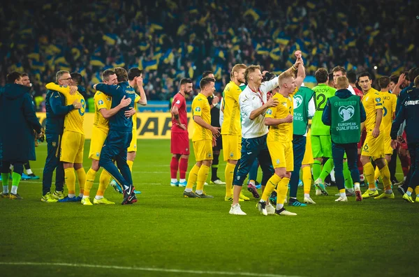 Kyiv, Ukrayna - 14 Ekim 2019: Ukrayna Millî Futbol Takımı Portekiz 'e karşı kazanılan zaferi ve 2020 Euro ödüllü Uefa Euro 2020 ön eleme karşılaşmasında birinciliği kutladı, Ukrayna