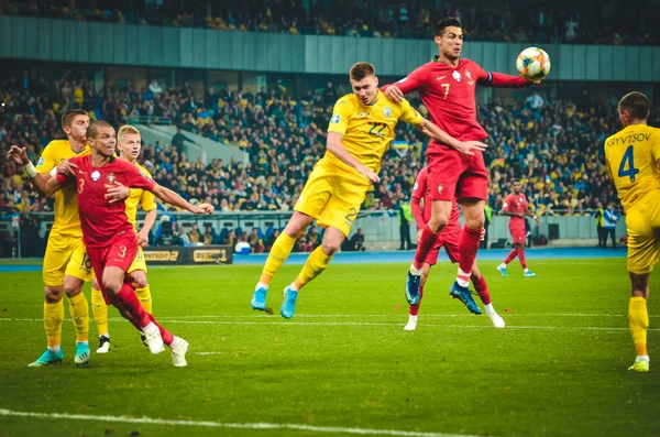 Kyiv, Ukrayna - 14 Ekim 2019: Uefa Euro 2020 ön eleme karşılaşmasında Cristiano Ronaldo ve Mykola Matviienko Portekiz milli takımı Ukrayna ile Ukrayna karşılaşması