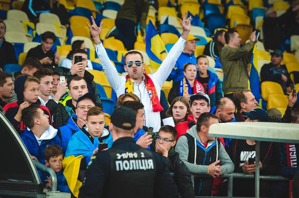 キエフ ウクライナ 10月14 2019 ウクライナのファンは ポルトガル ウクライナとウクライナの間のUefaユーロ2020予選試合中にスタジアムでチームをサポートしています — ストック写真
