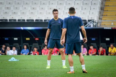 İstanbul, Türkiye - 14 Ağustos 2019: Türkiye 'nin Vodafone Park kentinde oynanan Uefa Süper Kupası Finalleri öncesinde Cesar Azpilicueta Mateo Kovaciç