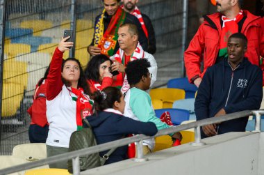 Kyiv, Ukrayna - 14 Ekim 2019: Portekizli taraftarlar Uefa Euro 2020 ön eleme maçında Ukrayna ile Ukrayna arasında oynanan Ukrayna maçı sırasında stadyumda takımı destekliyorlar