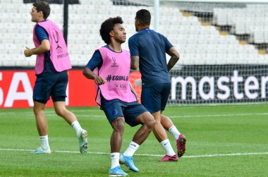 İstanbul, Türkiye - 14 Ağustos 2019: Willian ve futbolcular Uefa Süper Kupası Finalleri öncesinde Vodafone Arena, Türkiye 'deki Vodafone Park' ta Liverpool ve Chelsea arasında oynanan karşılaşma öncesi antrenman oturumu