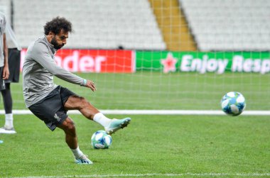İstanbul, Türkiye - 14 Ağustos 2019: Türkiye 'nin Vodafone Arena kentindeki Vodafone Parkı' nda Liverpool ile Chelsea arasında oynanan Uefa Süper Kupası Finalleri öncesinde Muhammed Salah