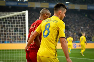 Kyiv, Ukrayna - 14 Ekim 2019: Joao Mario ve Ruslan Malinovskyi, Uefa Euro 2020 ön eleme karşılaşmasında Ukrayna milli takımı Ukrayna ile Ukrayna milli takımı arasında oynanan karşılaşma