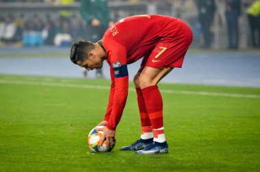 Kyiv, Ukrayna - 14 Ekim 2019: Uefa Euro 2020 ön eleme karşılaşmasında Ukrayna milli takımı Ukrayna ile Ukrayna milli takımı arasında oynanan karşılaşma sırasında Cristiano Ronaldo