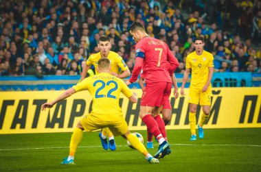 Kyiv, Ukrayna - 14 Ekim 2019: Uefa Euro 2020 ön eleme karşılaşması sırasında Cristiano Ronaldo ve Mykola Matviienko