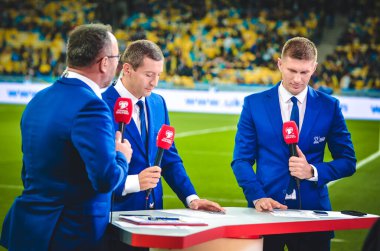 Kyiv, Ukrayna - 14 Ekim 2019: Gazeteci Uefa Euro 2020 ön eleme karşılaşmasında Ukrayna milli takımı Ukrayna ile Portekiz, Ukrayna arasında bir rapor ve röportaj yaptı
