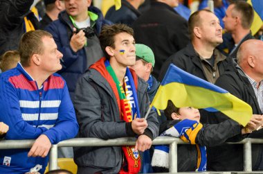 Kyiv, Ukrayna - 14 Ekim 2019: Ukraynalı taraftarlar Uefa Euro 2020 ön eleme karşılaşmasında Ukrayna ile Portekiz, Ukrayna arasında oynanan karşılaşmada stadyumda takımı destekliyorlar
