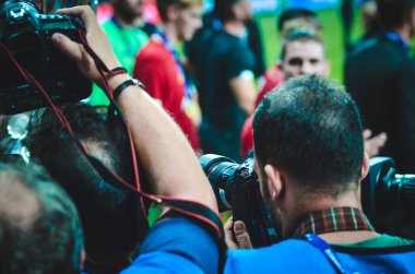 İstanbul, Türkiye - 14 Ağustos 2019: Türkiye 'nin Vodafone Arena kentindeki Vodafone Park' ta Liverpool ile Chelsea arasında oynanan Uefa Süper Kupası Finalleri sırasında fotoğrafçı