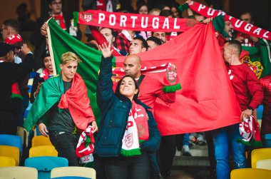Kyiv, Ukrayna - 14 Ekim 2019: Portekizli taraftarlar Uefa Euro 2020 ön eleme maçında Ukrayna ile Ukrayna arasında oynanan Ukrayna maçı sırasında stadyumda takımı destekliyorlar