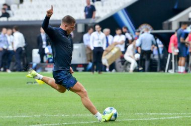İstanbul, Türkiye - 14 Ağustos 2019: Ross Barkley, Türkiye 'nin Vodafone Arena kentindeki Vodafone Park' ta Liverpool ile Chelsea arasında oynanan Uefa Süper Kupa Finalleri öncesinde topa vurdu.