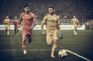 Kyiv, Ukrayna - 14 Ekim 2019: Oleksandr Karavaiev ve Goncalo Guedes, Uefa Euro 2020 ön eleme karşılaşması sırasında Portekiz, Ukrayna ile Ukrayna arasında oynanan karşılaşma