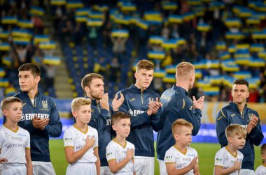 Dnipro, Ukrayna - 10 Eylül 2019: Ukrayna milli takımı Ukrayna milli takımı ile Ukrayna milli takımı arasındaki dostluk maçında Ukrayna milli takımına teşekkür ediyor