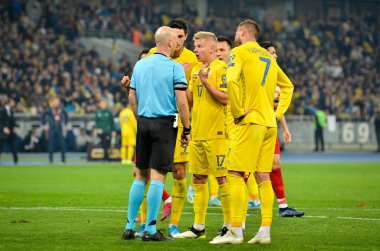 Kyiv, Ukrayna - 14 Ekim 2019: Yargıç Anthony Taylor Uefa Euro 2020 ön eleme karşılaşmasında Ukrayna 'nın kapılarına Portekiz, Ukrayna' ya karşı penaltı verdi.