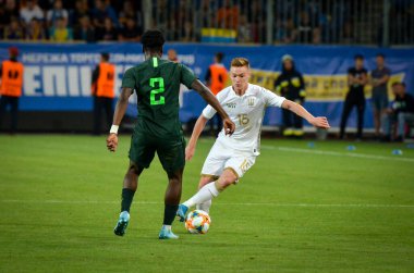Dnipro, Ukrayna - 10 Eylül 2019: Ola Aina ve Viktor Tsyhankov, Ukrayna milli takımı ile Nijerya milli takımı Ukrayna arasındaki dostluk maçı sırasında