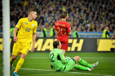 Kyiv, Ukrayna - 14 Ekim 2019: Bernardo Silva ve Mykola Matviienko Uefa Euro 2020 ön eleme maçında Ukrayna ile Portekiz takımı Ukrayna arasında oynandı.