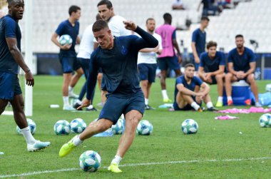 İstanbul, Türkiye - 14 Ağustos 2019: Ross Barkley, Türkiye 'nin Vodafone Arena kentindeki Vodafone Park' ta Liverpool ile Chelsea arasında oynanan Uefa Süper Kupa Finalleri öncesinde topa vurdu.