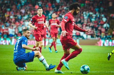 İstanbul, Türkiye - 14 Ağustos 2019: Türkiye 'nin Vodafone Arena kentindeki Vodafone Park' ta Liverpool ile Chelsea arasında oynanan Uefa Süper Kupası Finalleri sırasında Muhammed Salah ve Mateo Kovaciç