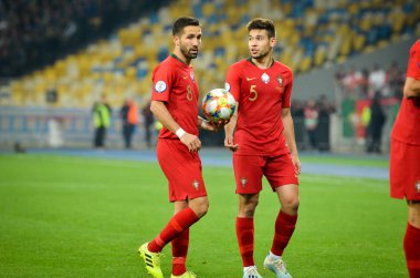 Kyiv, Ukrayna - 14 Ekim 2019: Joao Moutinho ve Raphael Guerreiro, Uefa Euro 2020 ön eleme karşılaşması sırasında Portekiz milli takımı Ukrayna ile Ukrayna karşılaşması