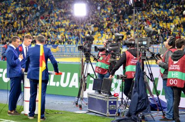 Kyiv, Ukrayna - 14 Ekim 2019: Uefa Euro 2020 ön eleme maçında Ukrayna milli takımı Ukrayna ile Portekiz, Ukrayna maçı sırasında kameraman ve operatör bir rapor çekti