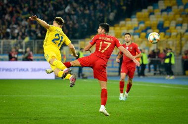 Kyiv, Ukrayna - 14 Ekim 2019: Oleksandr Karavaiev ve Goncalo Guedes, Uefa Euro 2020 ön eleme karşılaşması sırasında Portekiz, Ukrayna ile Ukrayna arasında oynanan karşılaşma