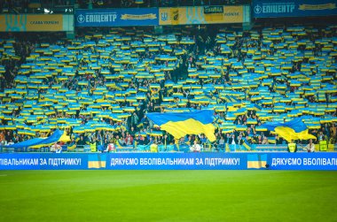 Kyiv, Ukrayna - 14 Ekim 2019: Uefa Euro 2020 ön eleme karşılaşmasında Ukrayna 'nın Ukrayna milli takımı Ukrayna' ya karşı oynadığı büyük ulusal bayrak tribünde