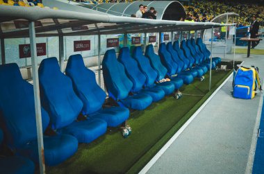 Kyiv, Ukrayna - 14 Ekim 2019: Uefa Euro 2020 ön eleme karşılaşmasında Ukrayna ile Ukrayna arasında oynanan Portekiz, Ukrayna maçında yedek futbolcular için koltuk ve yerler