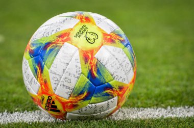 Dnipro, Ukrayna - 10 Eylül 2019: 2020 Avrupa Futbol Şampiyonası elemelerinin resmi topu, Ukrayna