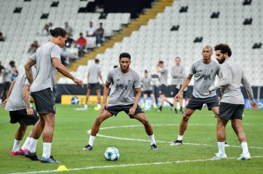 İstanbul, Türkiye - 14 Ağustos 2019: Liverpool futbolcuları Uefa Süper Kupası Finalleri öncesinde Vodafone Arena, Türkiye 'deki Vodafone Park' ta Liverpool ve Chelsea arasında oynanan karşılaşma öncesi antrenman oturumu