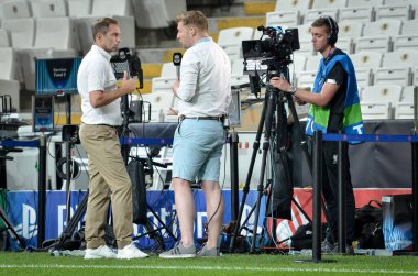 İstanbul, Türkiye - 14 Ağustos 2019: Gazeteciler Liverpool ile Chelsea arasında Vodafone Park, Türkiye 'de oynanan Uefa Süper Kupası Finalleri öncesinde stadyumda röportaj ve röportaj yaptılar