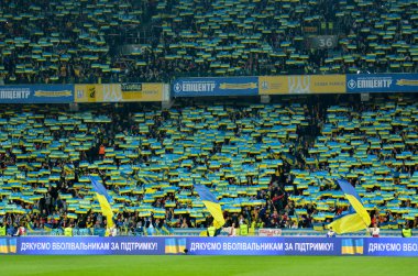 Kyiv, Ukrayna - 14 Ekim 2019: Uefa Euro 2020 ön eleme karşılaşmasında Ukrayna 'nın Ukrayna milli takımı Ukrayna' ya karşı oynadığı büyük ulusal bayrak tribünde