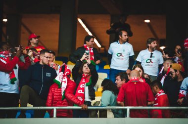 Kyiv, Ukrayna - 14 Ekim 2019: Portekizli taraftarlar Uefa Euro 2020 ön eleme maçında Ukrayna ile Ukrayna arasında oynanan Ukrayna maçı sırasında stadyumda takımı destekliyorlar
